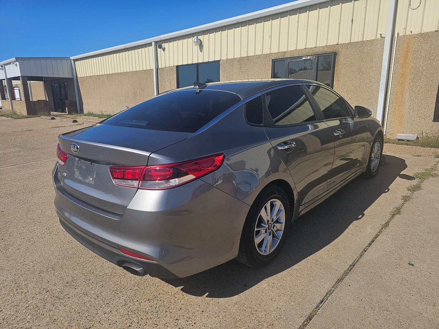 2017 SILVER Kia Optima LX (5XXGT4L38HG) with an 2.4L L4 DOHC 16V engine, 6A transmission, located at 533 S Seven Points BLVD, Seven Points, TX, 75143, (430) 255-4030, 32.313999, -96.209351 - Photo#2